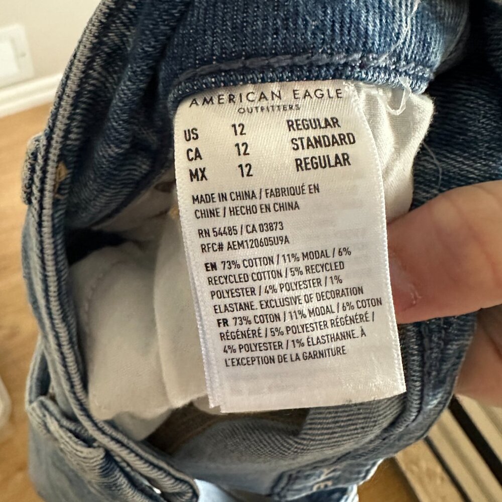 AE Ripped Relaxed Mom Jean - Picture 9 of 11